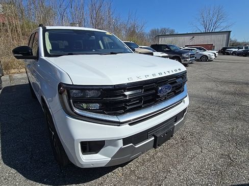Used 2025 Ford Expedition Platinum image 11