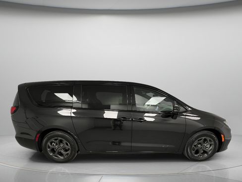 Used 2023 Chrysler Pacifica Limited w/ Uconnect Theater Family Group FWD image 9