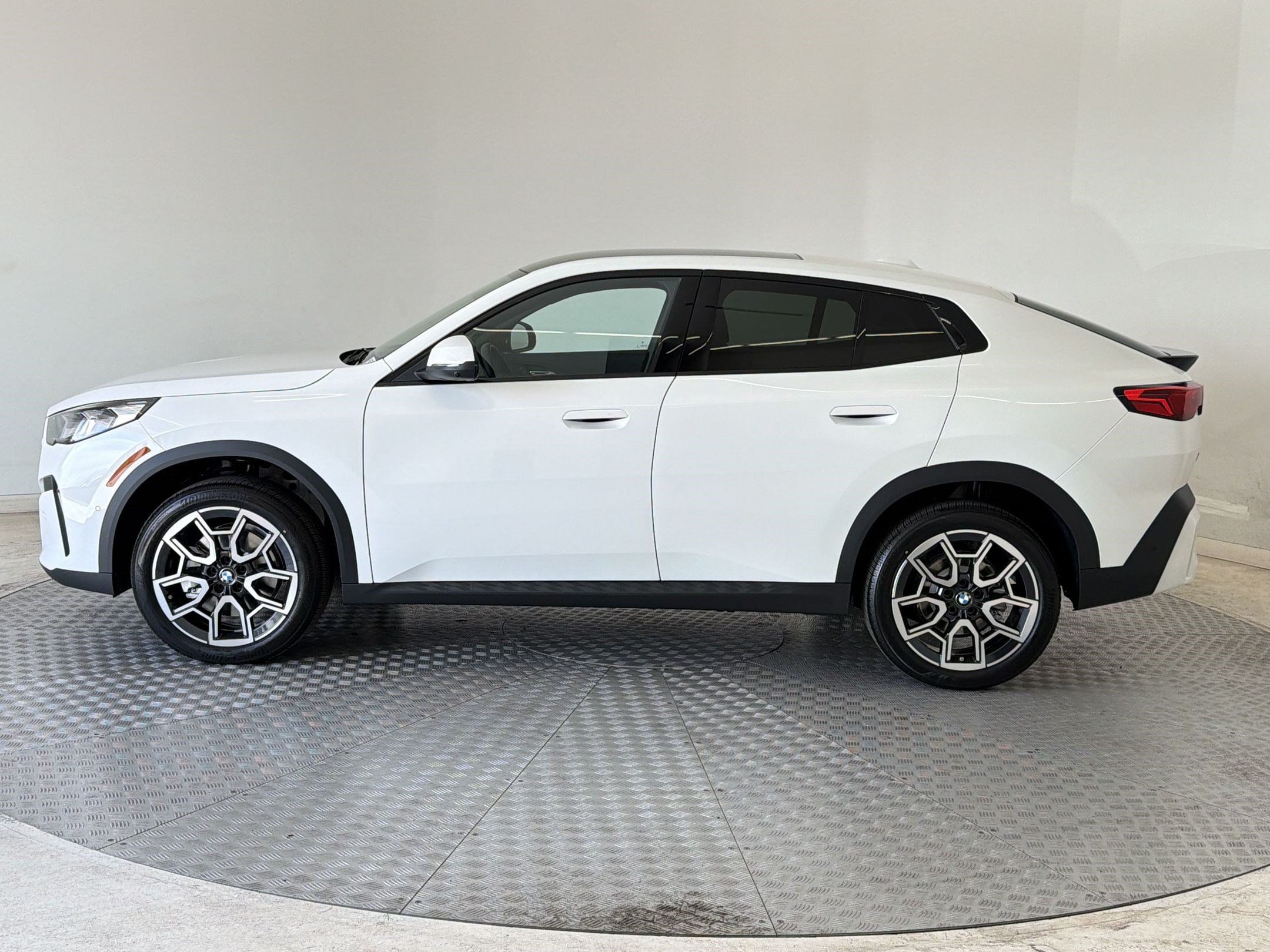 New 2026 BMW X2 xDrive28i w/ Technology Package AWD/4WD image 2