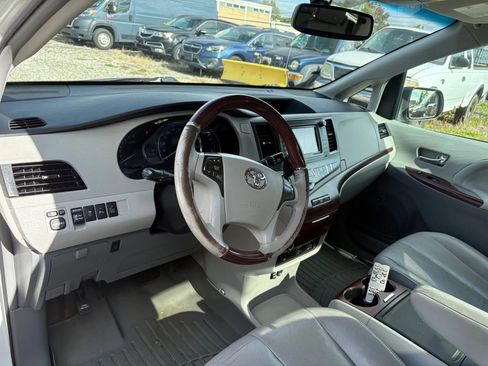 Used 2013 Toyota Sienna Limited image 10