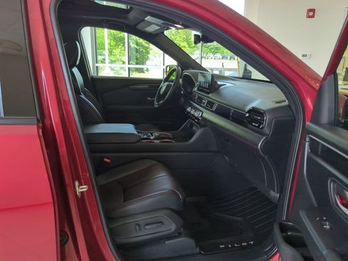 Used 2025 Honda Pilot Black Edition image 49