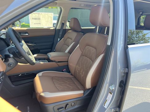 New 2026 Nissan Pathfinder Platinum FWD image 17