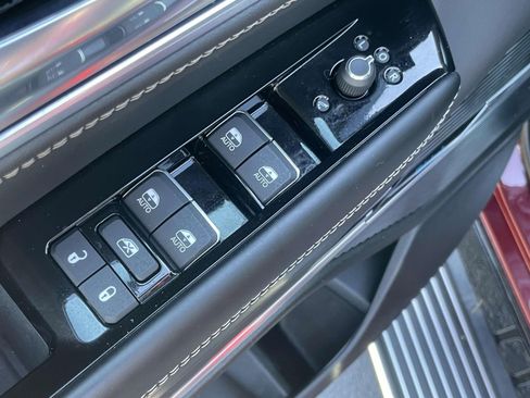 Used 2023 Jeep Grand Wagoneer 4WD w/ Flexible Seating Group image 18