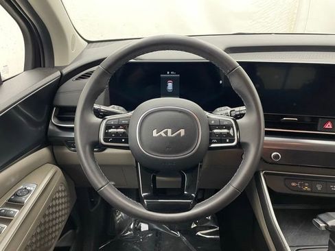 Used 2025 Kia Carnival image 11