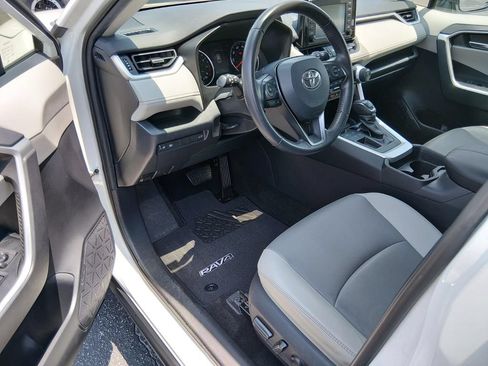 Used 2019 Toyota RAV4 XLE Premium FWD image 10