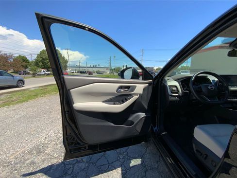 Used 2025 Nissan Rogue SV AWD/4WD image 19