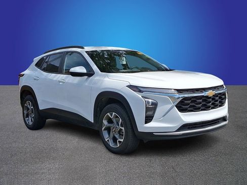 Used 2025 Chevrolet Trax LT FWD image 3