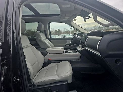 Used 2025 Ford Expedition Active image 39