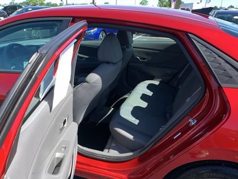 Certified 2025 Hyundai Elantra SE w/ Cargo Package FWD image 18