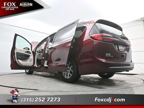 Used 2022 Chrysler Pacifica Touring-L image 36