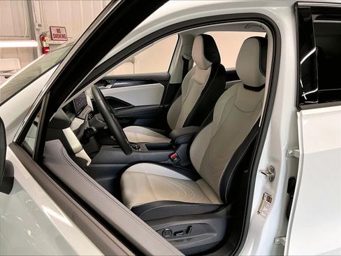 Certified 2025 Volkswagen Tiguan SE FWD image 26