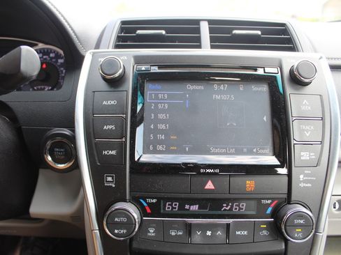 Used 2017 Toyota Camry XLE w/ Moonroof Package FWD image 11