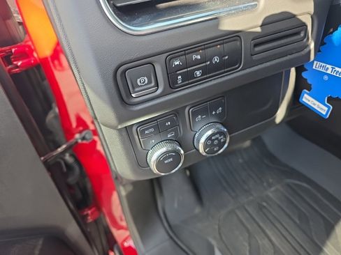 Used 2024 GMC Yukon SLT w/ SLT Luxury Package image 12