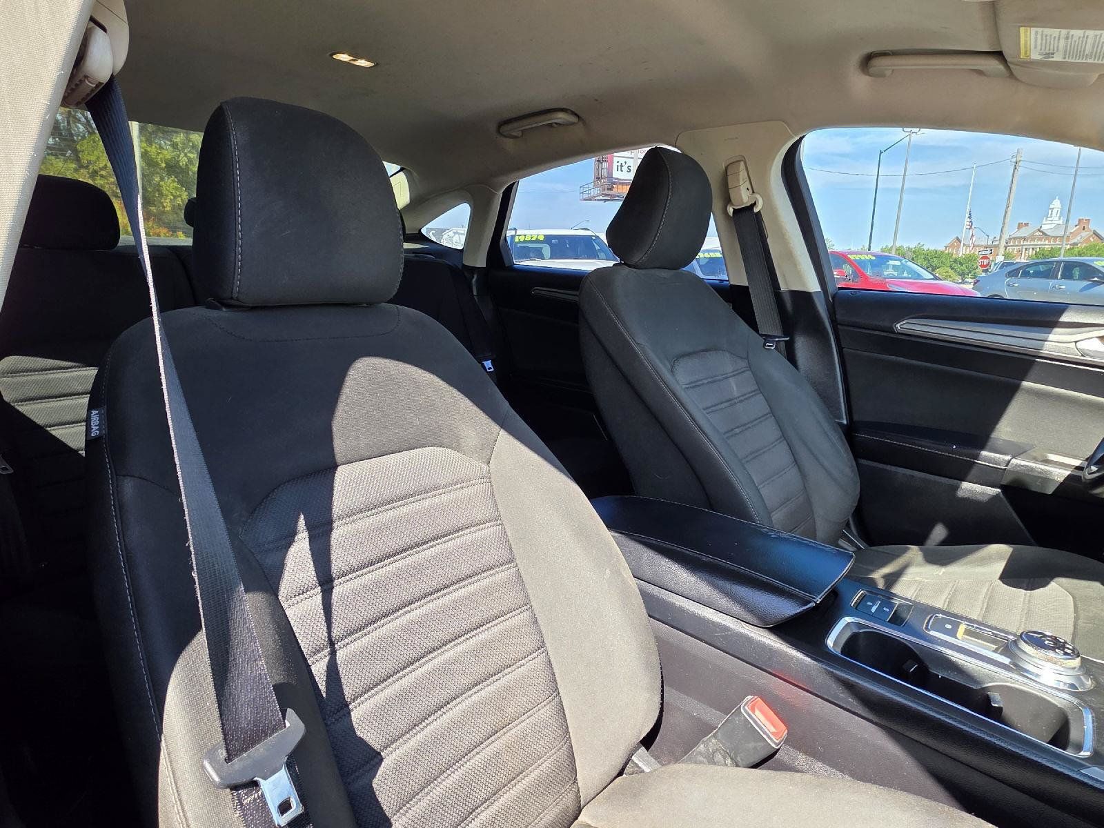 Used 2020 Ford Fusion SE FWD image 27