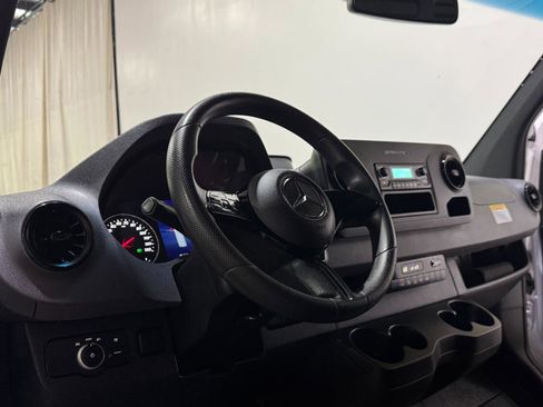 Used 2025 Mercedes-Benz Sprinter 2500 image 9