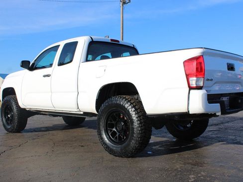 Used 2016 Toyota Tacoma SR image 10