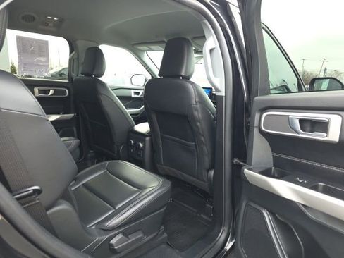 Used 2021 Ford Explorer XLT w/ Equipment Group 202A AWD/4WD image 18