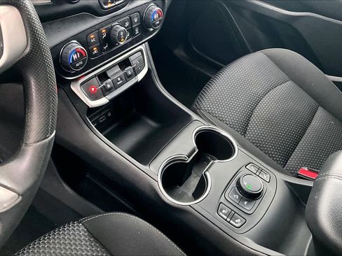 Used 2022 GMC Terrain SLE w/ Driver Convenience Package image 15