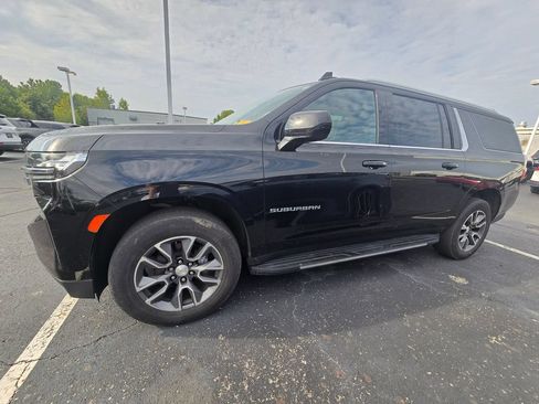 Used 2021 Chevrolet Suburban LT w/ Rear Media and Nav Package AWD/4WD image 4