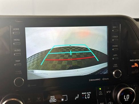 Used 2021 Toyota Highlander XLE AWD/4WD image 16