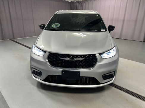 Used 2026 Chrysler Pacifica Select image 2