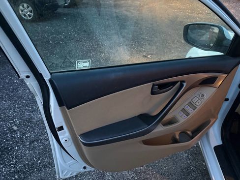 Used 2013 Hyundai Elantra GLS w/ Preferred Pkg image 15