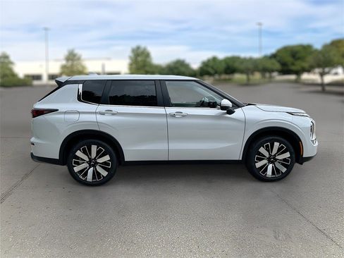 New 2025 Mitsubishi Outlander SE image 8