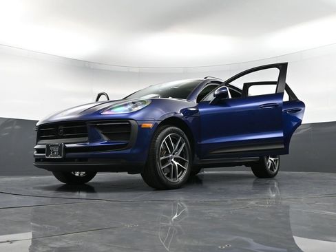 Certified 2025 Porsche Macan image 38