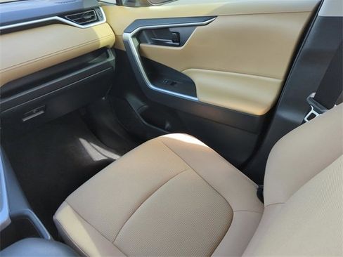 Used 2022 Toyota RAV4 LE image 18