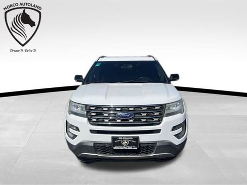 Used 2017 Ford Explorer XLT FWD image 2