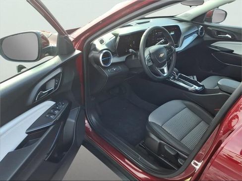 Used 2025 Chevrolet Trax LT w/ Driver Confidence Package image 10