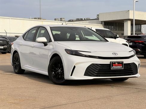Used 2025 Toyota Camry LE image 2