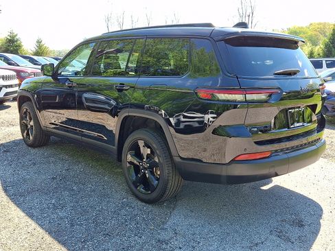 Used 2023 Jeep Grand Cherokee L Limited w/ Black Appearance Package AWD/4WD image 4