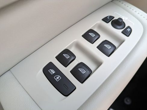 New 2025 Volvo XC60 T8 Plus w/ Protection Package Premier image 23