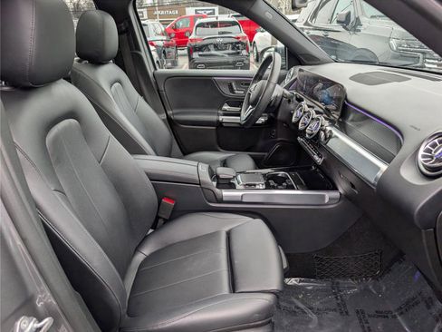 Used 2020 Mercedes-Benz GLB 250 4MATIC w/ Premium Package image 11