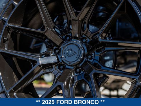 Used 2025 Ford Bronco Badlands AWD/4WD image 16