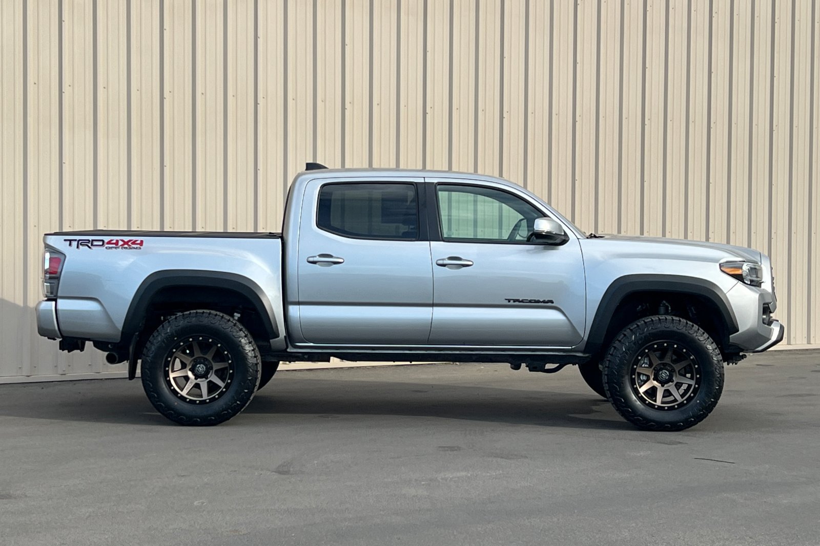 Used 2022 Toyota Tacoma TRD Off-Road AWD/4WD image 3