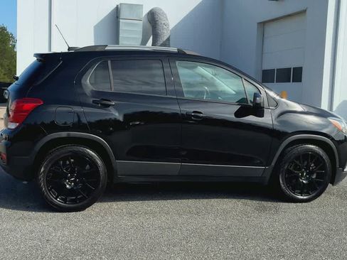 Used 2022 Chevrolet Trax LT w/ Midnight Edition FWD image 9