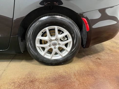 Used 2024 Chrysler Pacifica Touring-L image 91