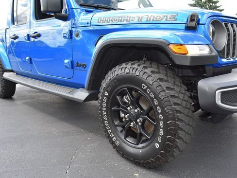 Used 2025 Jeep Gladiator Sport AWD/4WD image 3