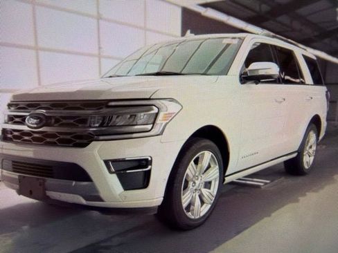 Used 2024 Ford Expedition Platinum RWD image 2