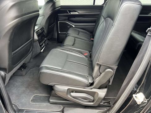 Certified 2024 Jeep Wagoneer L Series II w/ Flexible Seating Group AWD/4WD image 15