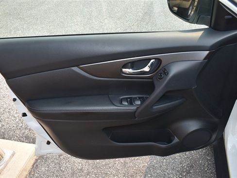 Used 2015 Nissan Rogue SV w/ SV Premium Package AWD/4WD image 10