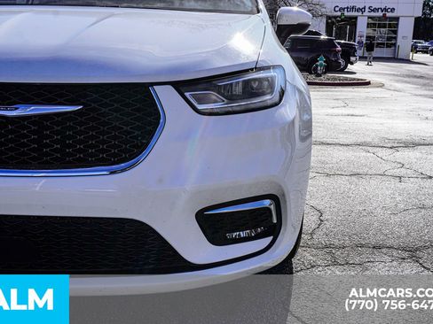 Used 2023 Chrysler Pacifica Touring-L image 18