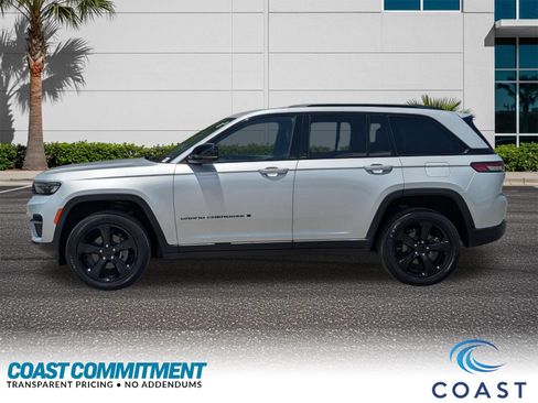 Used 2023 Jeep Grand Cherokee Altitude RWD image 10