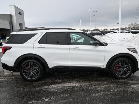 Used 2025 Ford Explorer ST image 3