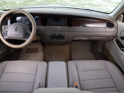 Used 2001 Lincoln Town Car Signature RWD image 2