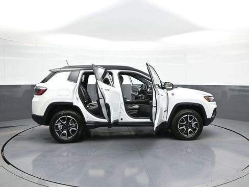 Used 2025 Jeep Compass Trailhawk AWD/4WD image 41