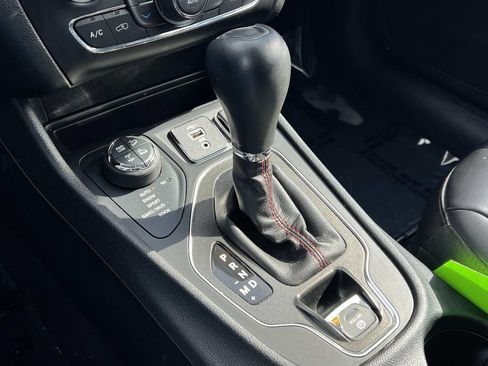 Used 2019 Jeep Cherokee Trailhawk w/ Cold Weather Group AWD/4WD image 21