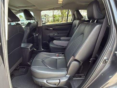 Used 2023 Toyota Highlander XLE FWD image 16